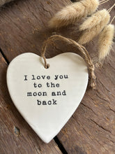 Charger l&#39;image dans la galerie, COEUR À SUSPENDRE &quot;I LOVE YOU TO THE MOON AND BACK&quot;
