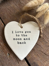 Charger l&#39;image dans la galerie, COEUR À SUSPENDRE &quot;I LOVE YOU TO THE MOON AND BACK&quot;
