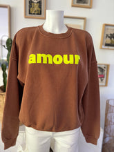 Charger l&#39;image dans la galerie, SWEAT &quot; AMOUR&quot;
